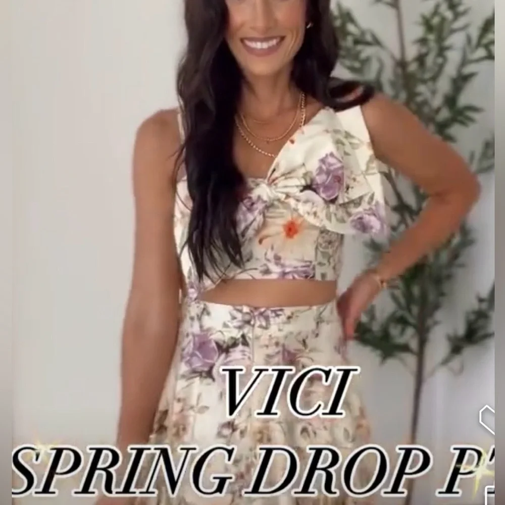 Aakaa Floral Ensemble Bra Top and Midi Skirt Set. - Picture 2 of 9